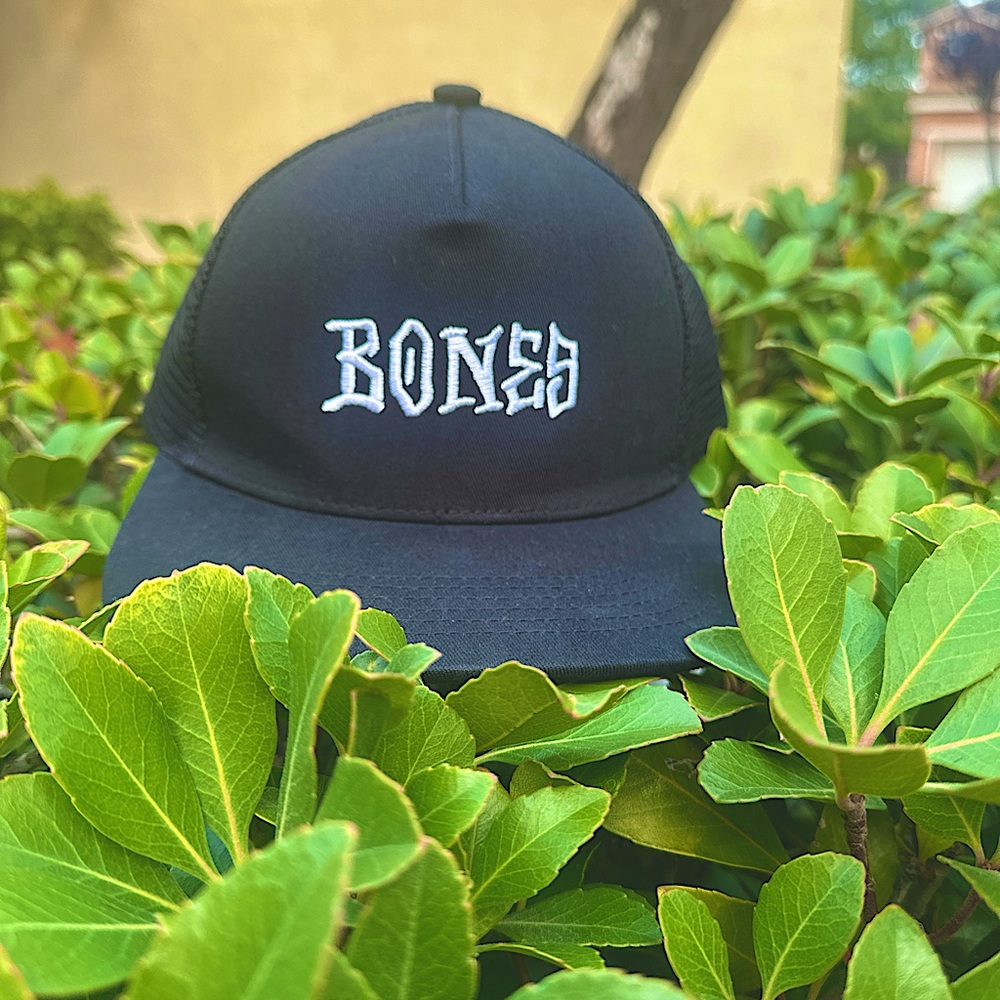 I am selling a bones hat and the color is white and black and anygender can wear